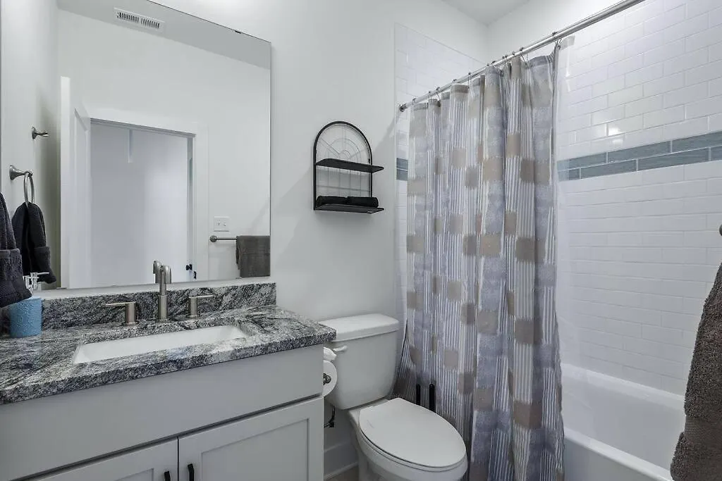 Duplex With Balcony And Spacious Dog-Friendly Oasis! Richmond Apartment